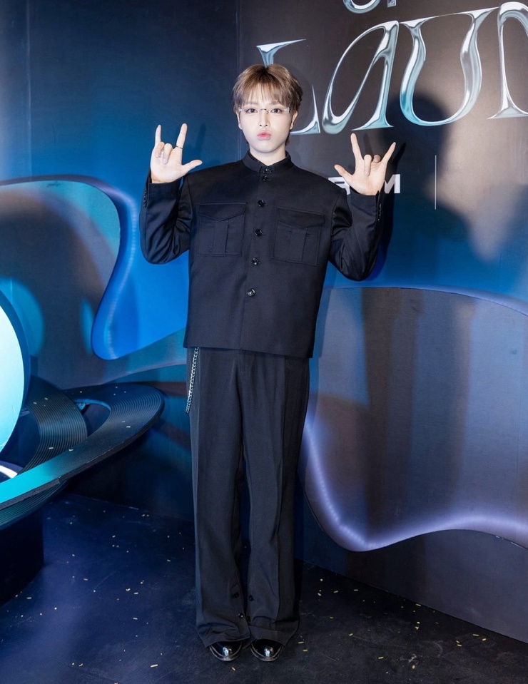 Khi đi sự kiện, ca sĩ lựa chọn mặc đồng bộ áo khoác và quần. Kiểu mặc cả "cây" đồng màu giúp anh trông cao hơn.