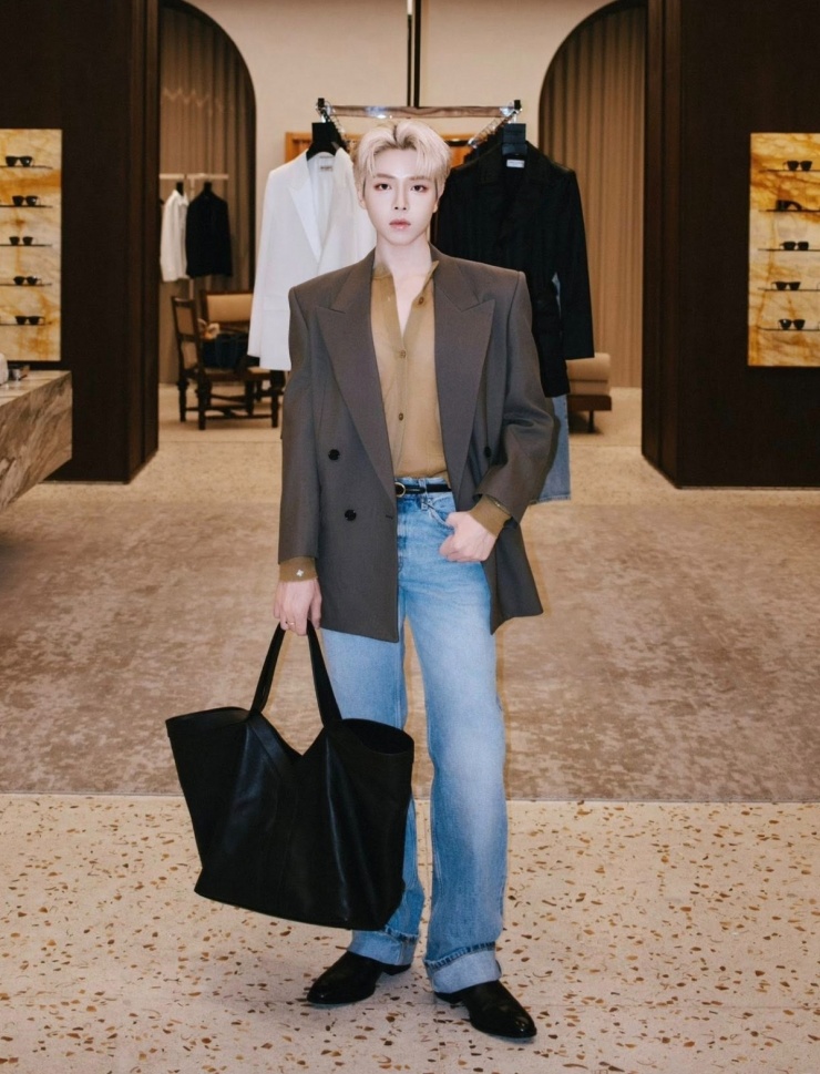 Thay vì những chiếc quần ống siêu rộng mặc hàng ngày, anh chuyển sang quần ống đứng, giúp tạo ra sự gọn gàng, thanh lịch.