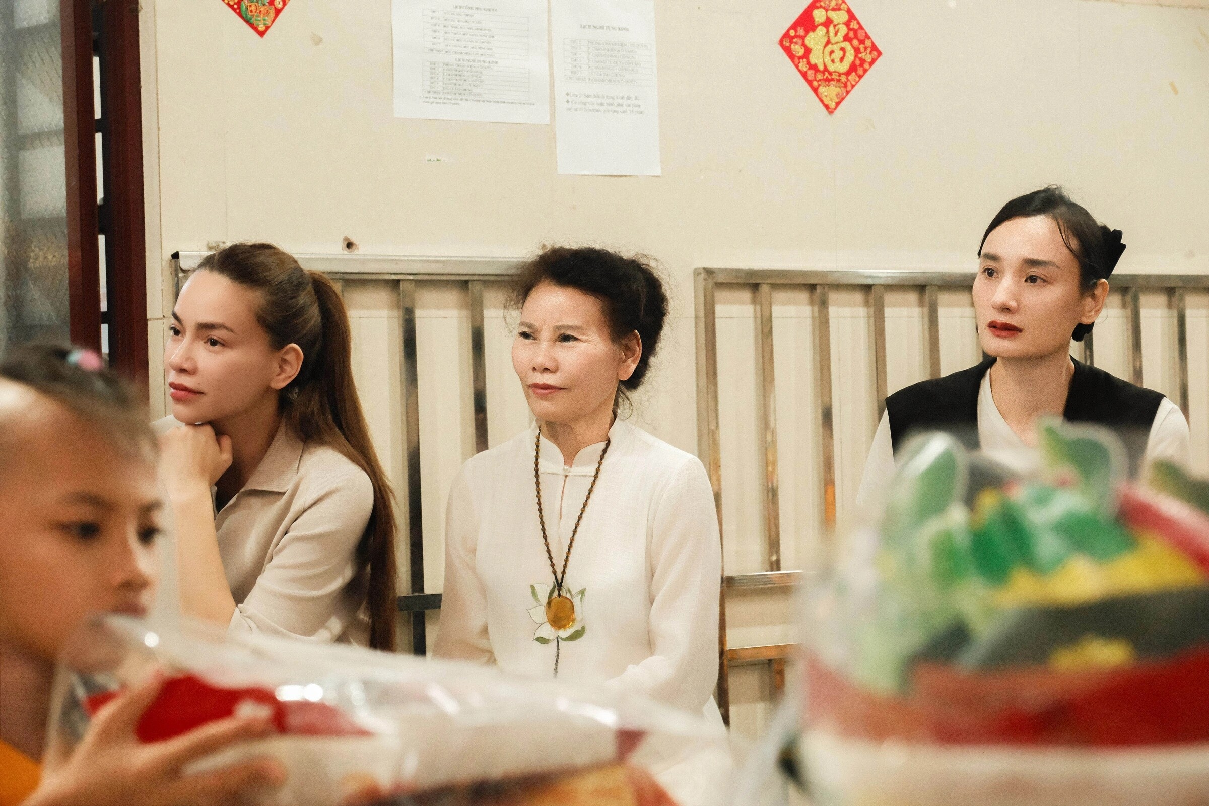 Hà Hồ cùng mẹ ruột và Lê Thúy đều đau lòng khi chứng kiến những hoàn cảnh của các em nhỏ.