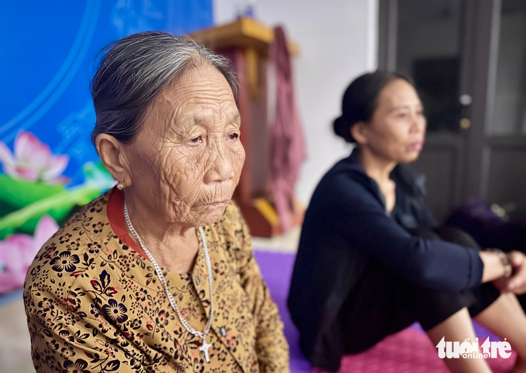 Bà con đi trú bão Bualoi âu lo mái nhà sau bão 2 Bà con đi trú bão Bualoi âu lo mái nhà sau bão - Ảnh 2.