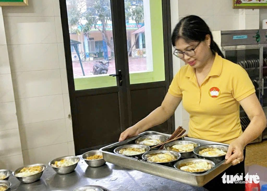 Bà con đi trú bão Bualoi âu lo mái nhà sau bão 3 Bà con đi trú bão Bualoi âu lo mái nhà sau bão - Ảnh 3.