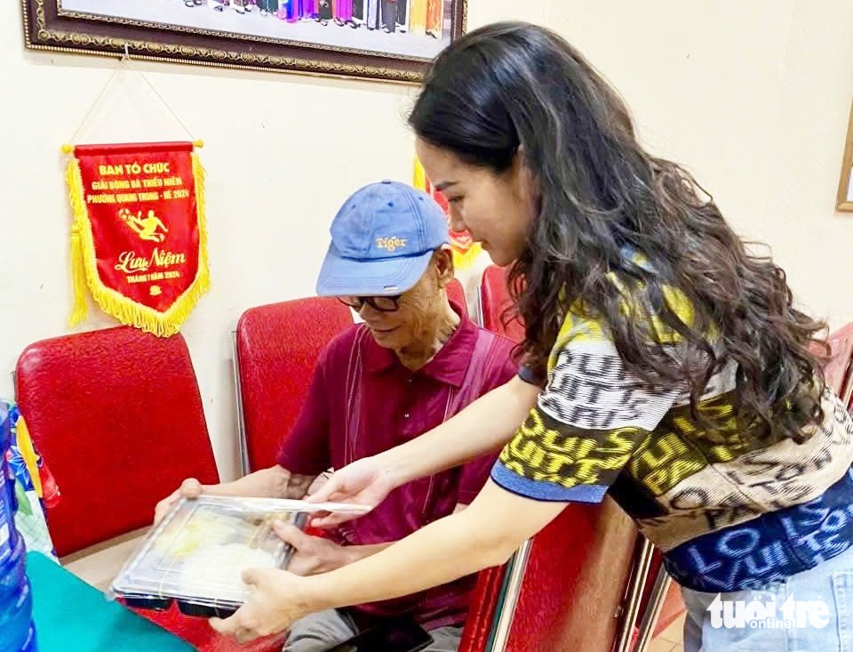 Bà con đi trú bão Bualoi âu lo mái nhà sau bão 4 Bà con đi trú bão Bualoi âu lo mái nhà sau bão - Ảnh 4.