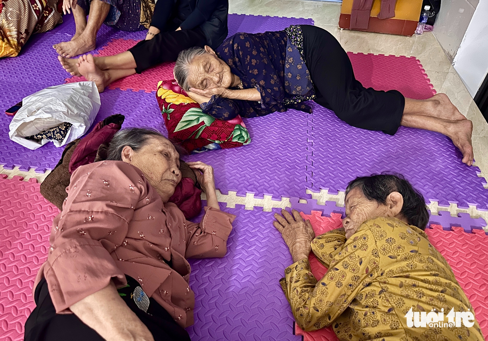 Bà con đi trú bão Bualoi âu lo mái nhà sau bão 6 Bà con đi trú bão Bualoi âu lo mái nhà sau bão - Ảnh 6.