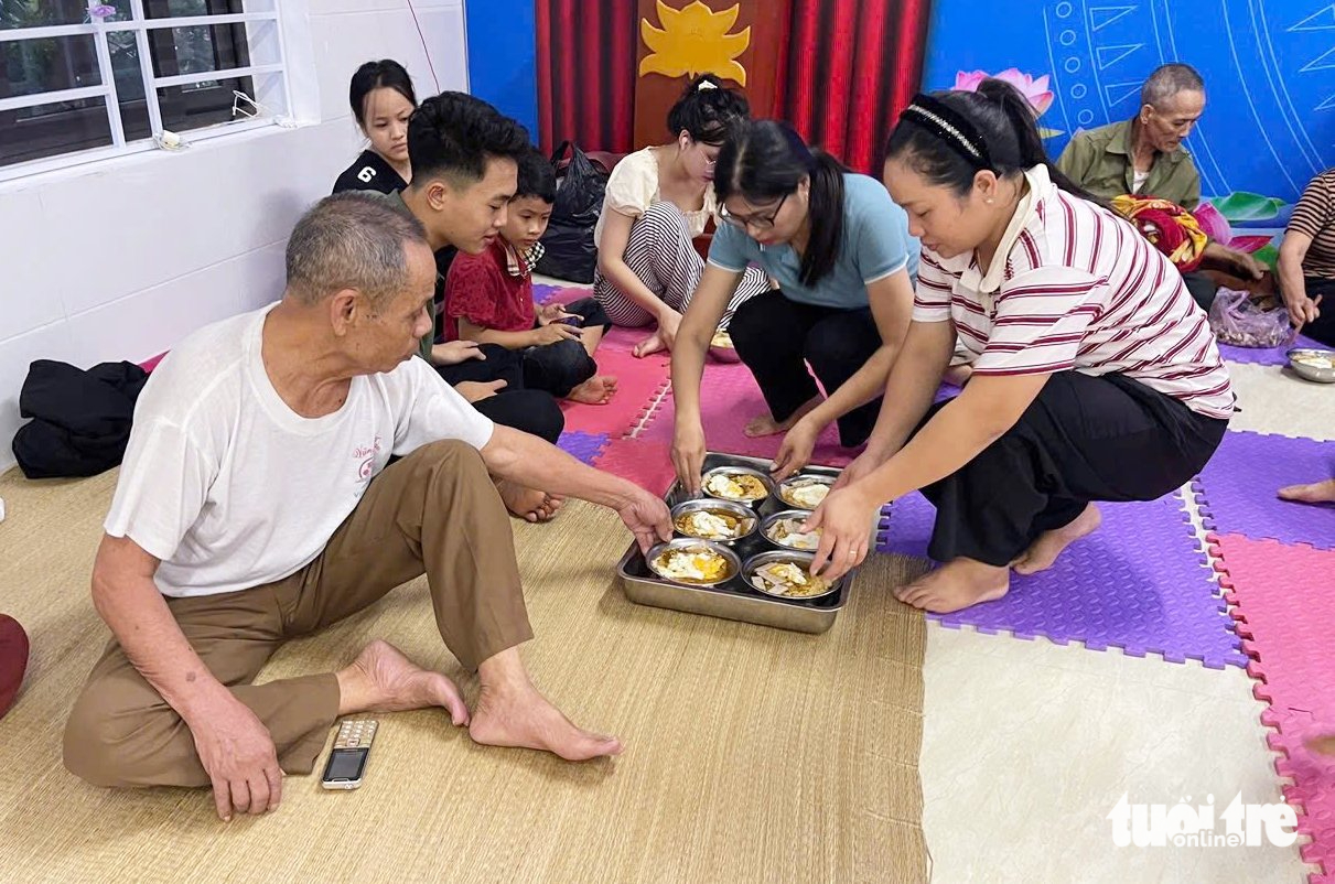 Bà con đi trú bão Bualoi âu lo mái nhà sau bão 5 Bà con đi trú bão Bualoi âu lo mái nhà sau bão - Ảnh 5.