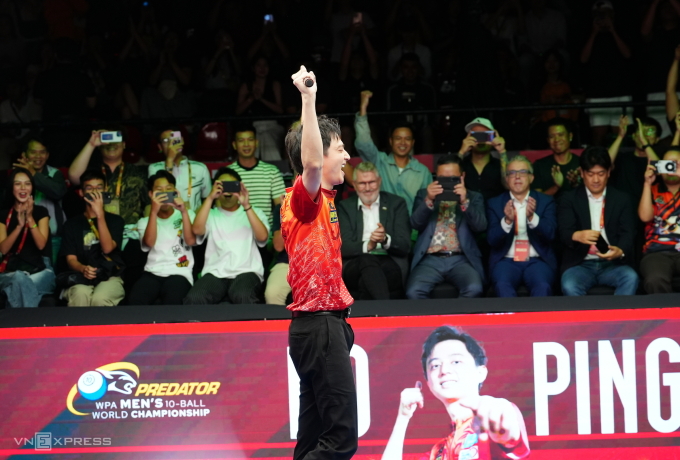 Cơ thủ Ko Ping Chung nhảy lên bàn billiards mừng chức vô địch WPA Men’s 10-Ball World Championship 2025 chiều 28/9. Ảnh: Đức Đồng