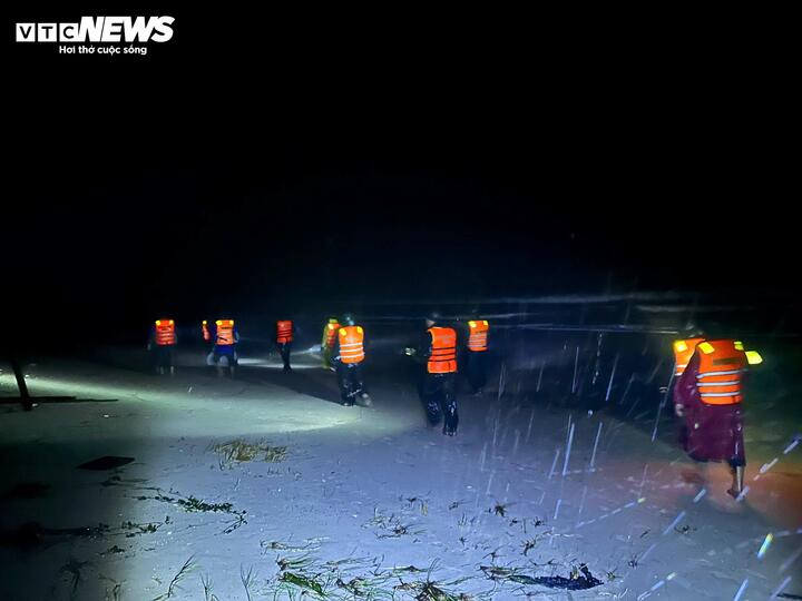 Những người hùng đưa thuyền vượt sóng dữ cứu 7 người vụ chìm tàu ở Quảng Trị- Ảnh 5.