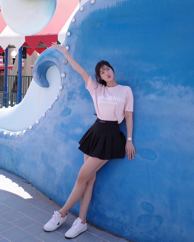 Áo cổ tròn là mảnh ghép nâng tầm phong cách tối giản- Ảnh 4. Áo cổ tròn là mảnh ghép nâng tầm phong cách tối giản- Ảnh 4.