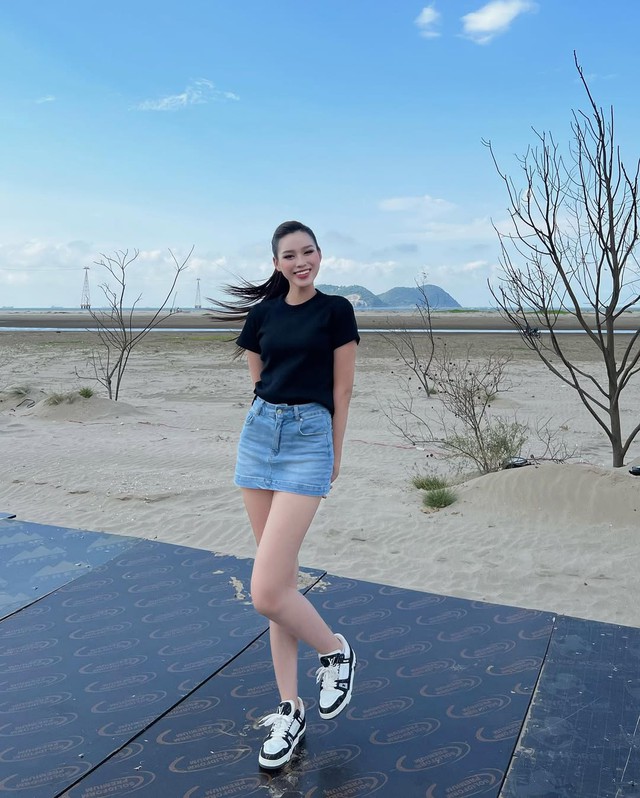 Áo cổ tròn là mảnh ghép nâng tầm phong cách tối giản- Ảnh 5. Áo cổ tròn là mảnh ghép nâng tầm phong cách tối giản- Ảnh 5.