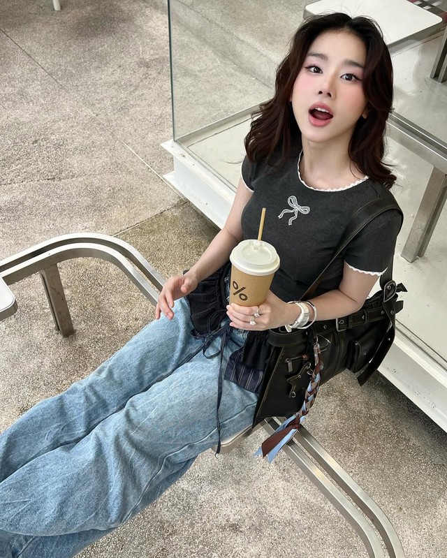 Áo cổ tròn là mảnh ghép nâng tầm phong cách tối giản- Ảnh 7. Áo cổ tròn là mảnh ghép nâng tầm phong cách tối giản- Ảnh 7.