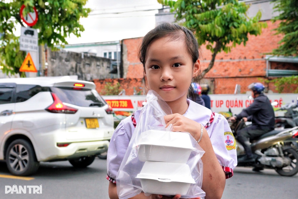 Xếp hàng dài mua loại bánh chỉ bán trong 1 tiếng ở TPHCM - 2
