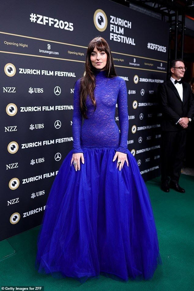 Dakota Johnson diện mốt "không nội y" tại Liên hoan phim Zurich 2025. Ảnh: Getty Images.