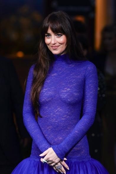 Khán giả tranh cãi về chiếc váy khỏa thân của Dakota. Ảnh: Getty Images.