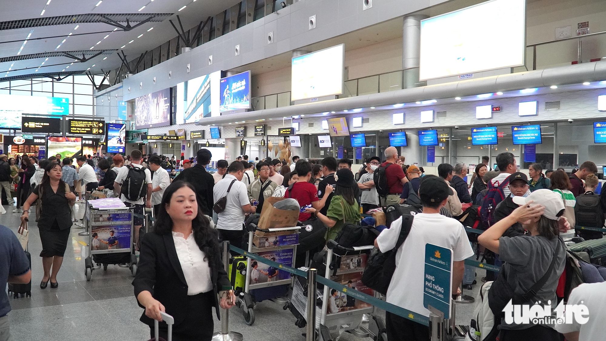 Hàng ngàn khách chờ tại sân bay Đà Nẵng vì bão số 10 làm trễ chuyến hàng loạt 2 Hàng ngàn khách chờ tại sân bay Đà Nẵng vì bão số 10 làm trễ chuyến hàng loạt - Ảnh 5.