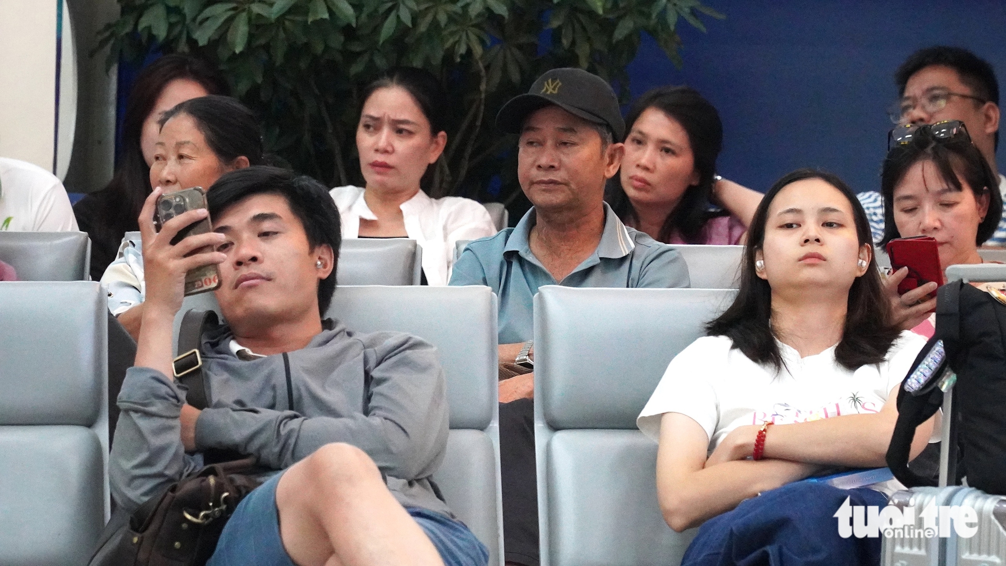 Hàng ngàn khách chờ tại sân bay Đà Nẵng vì bão số 10 làm trễ chuyến hàng loạt 4 Hàng ngàn khách chờ tại sân bay Đà Nẵng vì bão số 10 làm trễ chuyến hàng loạt - Ảnh 7.