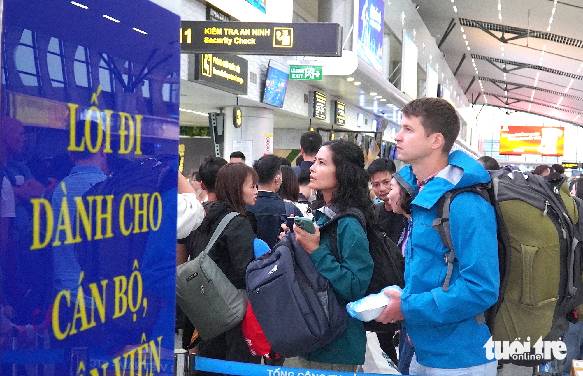 Hàng ngàn khách chờ tại sân bay Đà Nẵng vì bão số 10 làm trễ chuyến hàng loạt 3 Hàng ngàn khách chờ tại sân bay Đà Nẵng vì bão số 10 làm trễ chuyến hàng loạt - Ảnh 6.