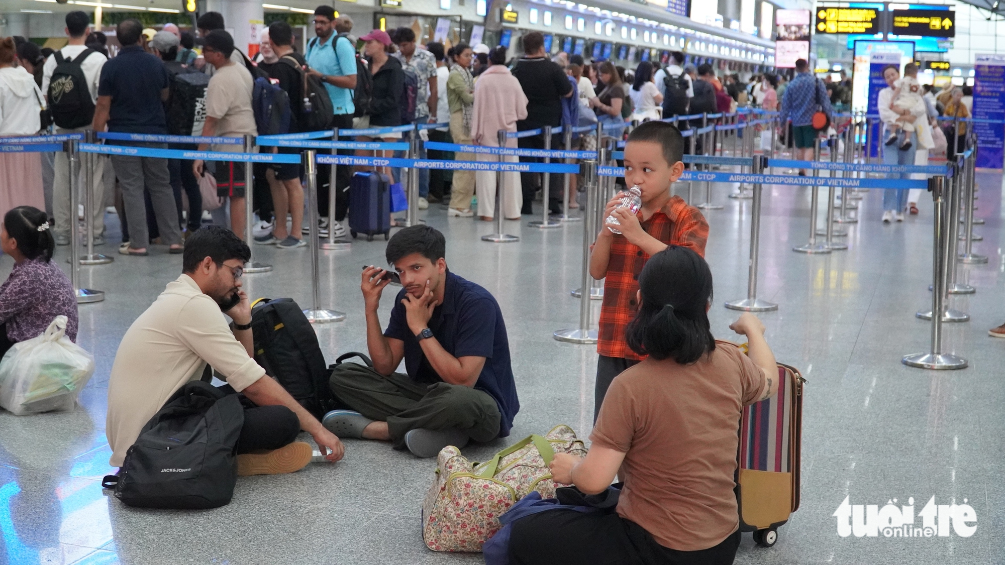 Hàng ngàn khách chờ tại sân bay Đà Nẵng vì bão số 10 làm trễ chuyến hàng loạt 6 Hàng ngàn khách chờ tại sân bay Đà Nẵng vì bão số 10 làm trễ chuyến hàng loạt - Ảnh 9.