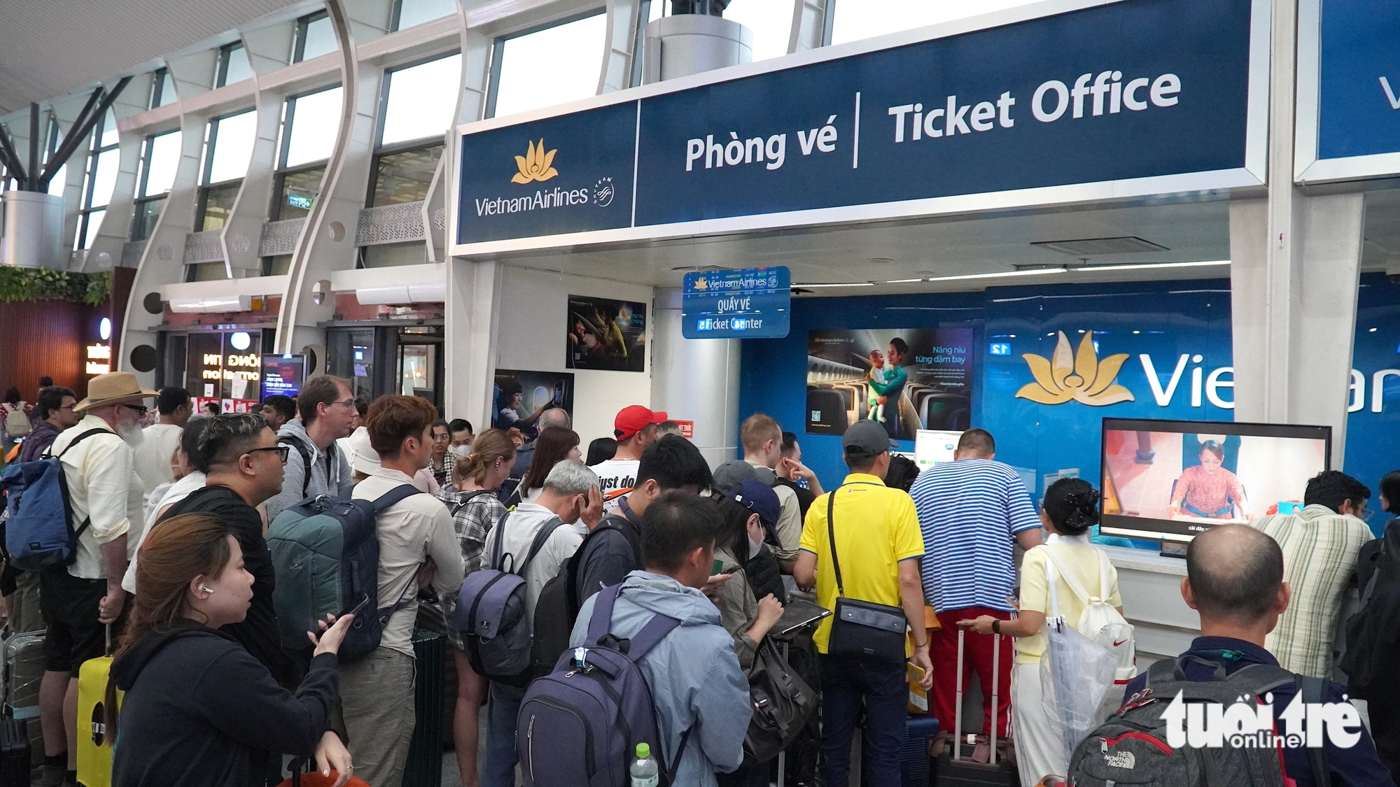 Hàng ngàn khách chờ tại sân bay Đà Nẵng vì bão số 10 làm trễ chuyến hàng loạt 7 Hàng ngàn khách chờ tại sân bay Đà Nẵng vì bão số 10 làm trễ chuyến hàng loạt - Ảnh 10.