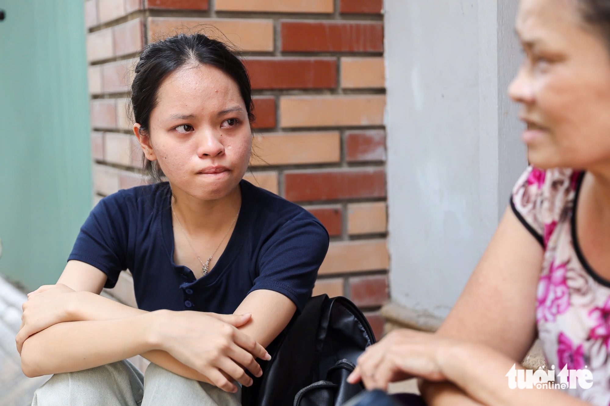 Ngoại không lao động được, cháu làm công nhân kiếm học phí và nương tựa tình người - Ảnh 2.