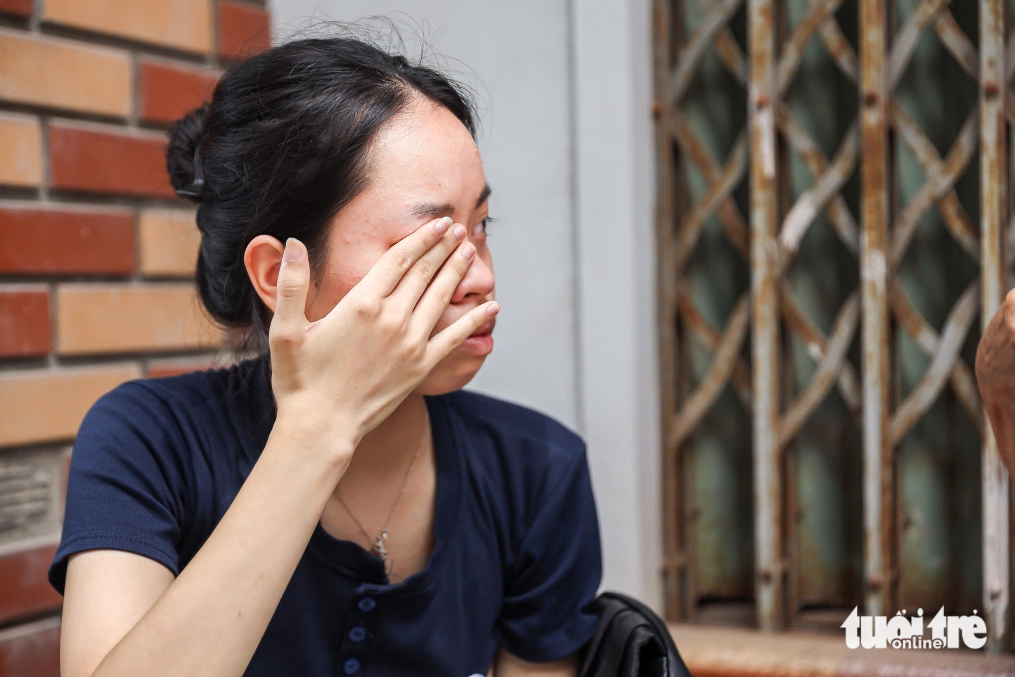 Bà ngoại nằm một chỗ, cháu làm công nhân kiếm học phí và nương tựa vào tình người - Ảnh 4.