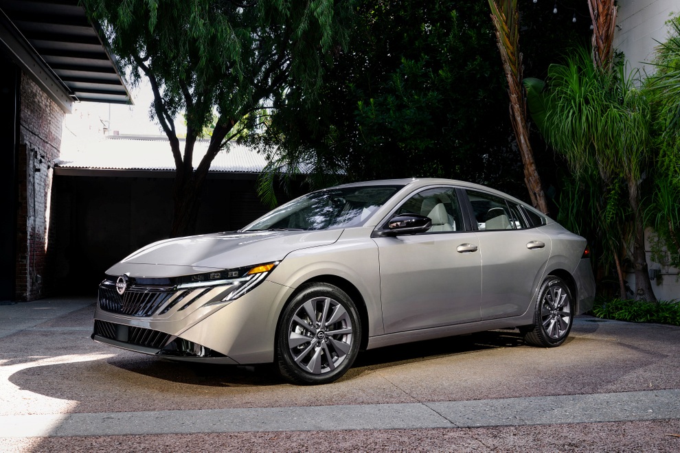 Nissan quyết “vượt khó”, nâng cấp mẫu sedan bán chạy đối đầu Corolla, Civic - 2