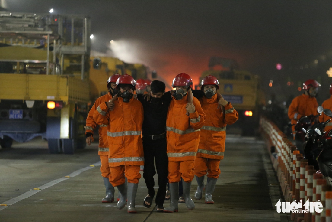 Nếu xe tải tông nhau bốc cháy trong hầm sông Sài Gòn, cảnh sát chữa cháy ra sao? 3 Nếu xe tải tông nhau bốc cháy trong hầm sông Sài Gòn, cảnh sát chữa cháy ra sao? - Ảnh 4.