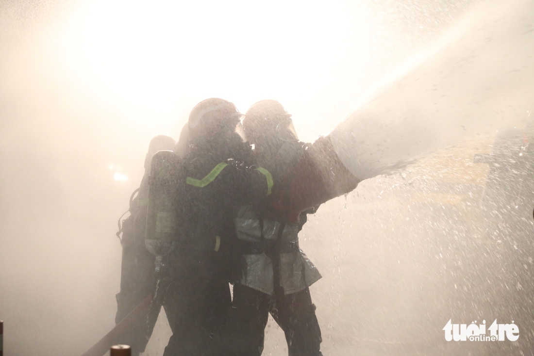 Nếu xe tải tông nhau bốc cháy trong hầm sông Sài Gòn, cảnh sát chữa cháy ra sao? 5 Nếu xe tải tông nhau bốc cháy trong hầm sông Sài Gòn, cảnh sát chữa cháy ra sao? - Ảnh 7.