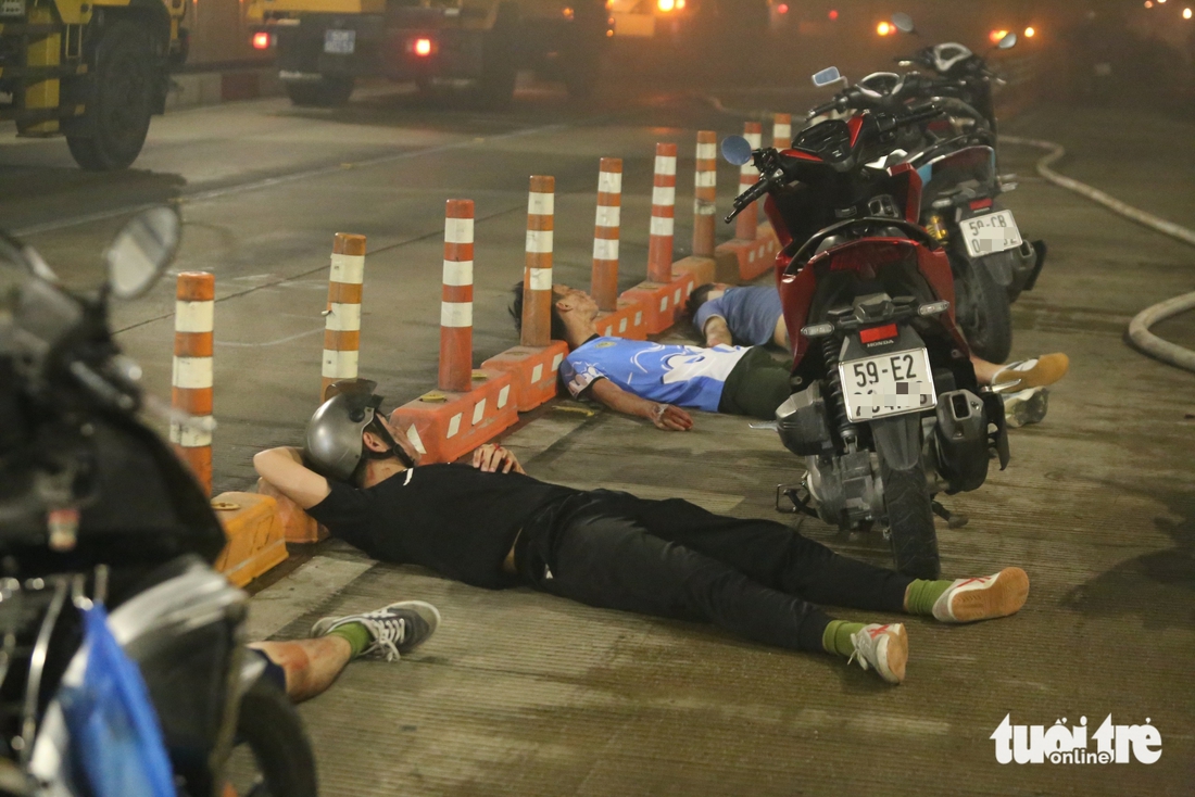 Nếu xe tải tông nhau bốc cháy trong hầm sông Sài Gòn, cảnh sát chữa cháy ra sao? 4 Nếu xe tải tông nhau bốc cháy trong hầm sông Sài Gòn, cảnh sát chữa cháy ra sao? - Ảnh 5.