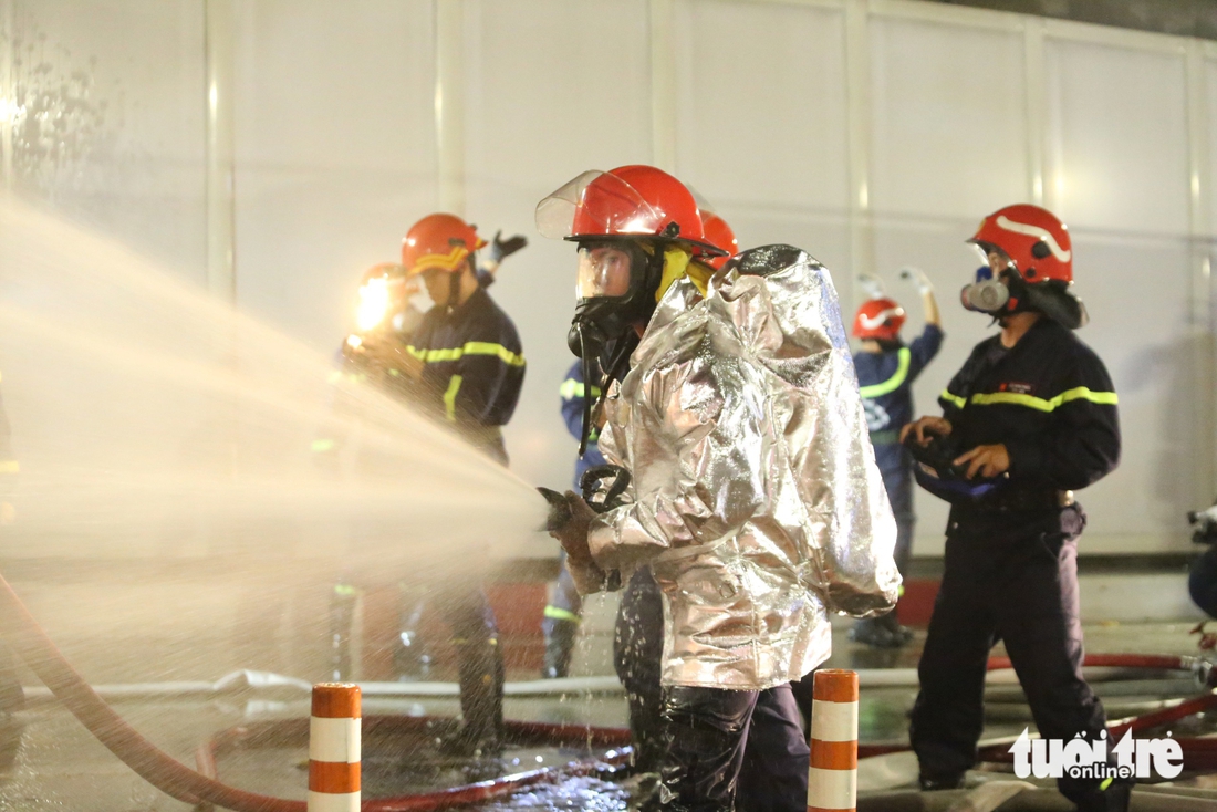 Nếu xe tải tông nhau bốc cháy trong hầm sông Sài Gòn, cảnh sát chữa cháy ra sao? 6 Nếu xe tải tông nhau bốc cháy trong hầm sông Sài Gòn, cảnh sát chữa cháy ra sao? - Ảnh 8.