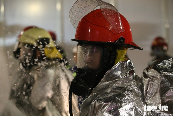 Nếu xe tải tông nhau bốc cháy trong hầm sông Sài Gòn, cảnh sát chữa cháy ra sao? 8 Nếu xe tải tông nhau bốc cháy trong hầm sông Sài Gòn, cảnh sát chữa cháy ra sao? - Ảnh 10.