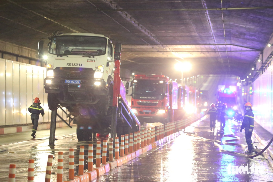 Nếu xe tải tông nhau bốc cháy trong hầm sông Sài Gòn, cảnh sát chữa cháy ra sao? 9 Nếu xe tải tông nhau bốc cháy trong hầm sông Sài Gòn, cảnh sát chữa cháy ra sao? - Ảnh 11.