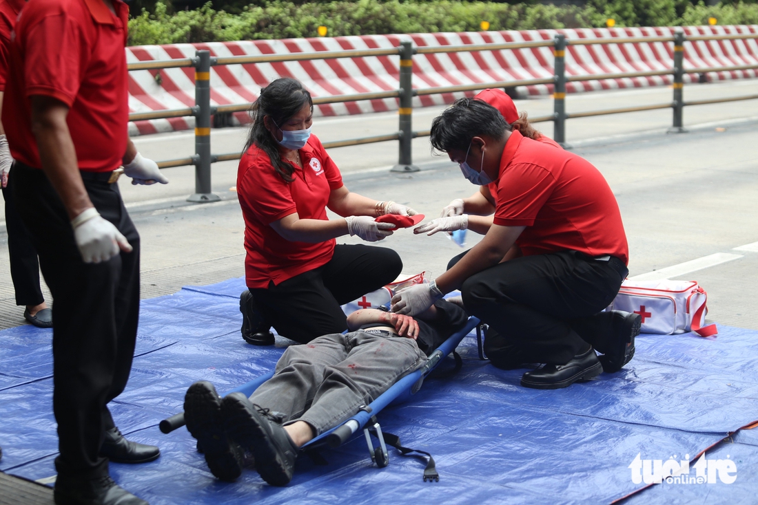 Nếu xe tải tông nhau bốc cháy trong hầm sông Sài Gòn, cảnh sát chữa cháy ra sao? 10 Nếu xe tải tông nhau bốc cháy trong hầm sông Sài Gòn, cảnh sát chữa cháy ra sao? - Ảnh 12.