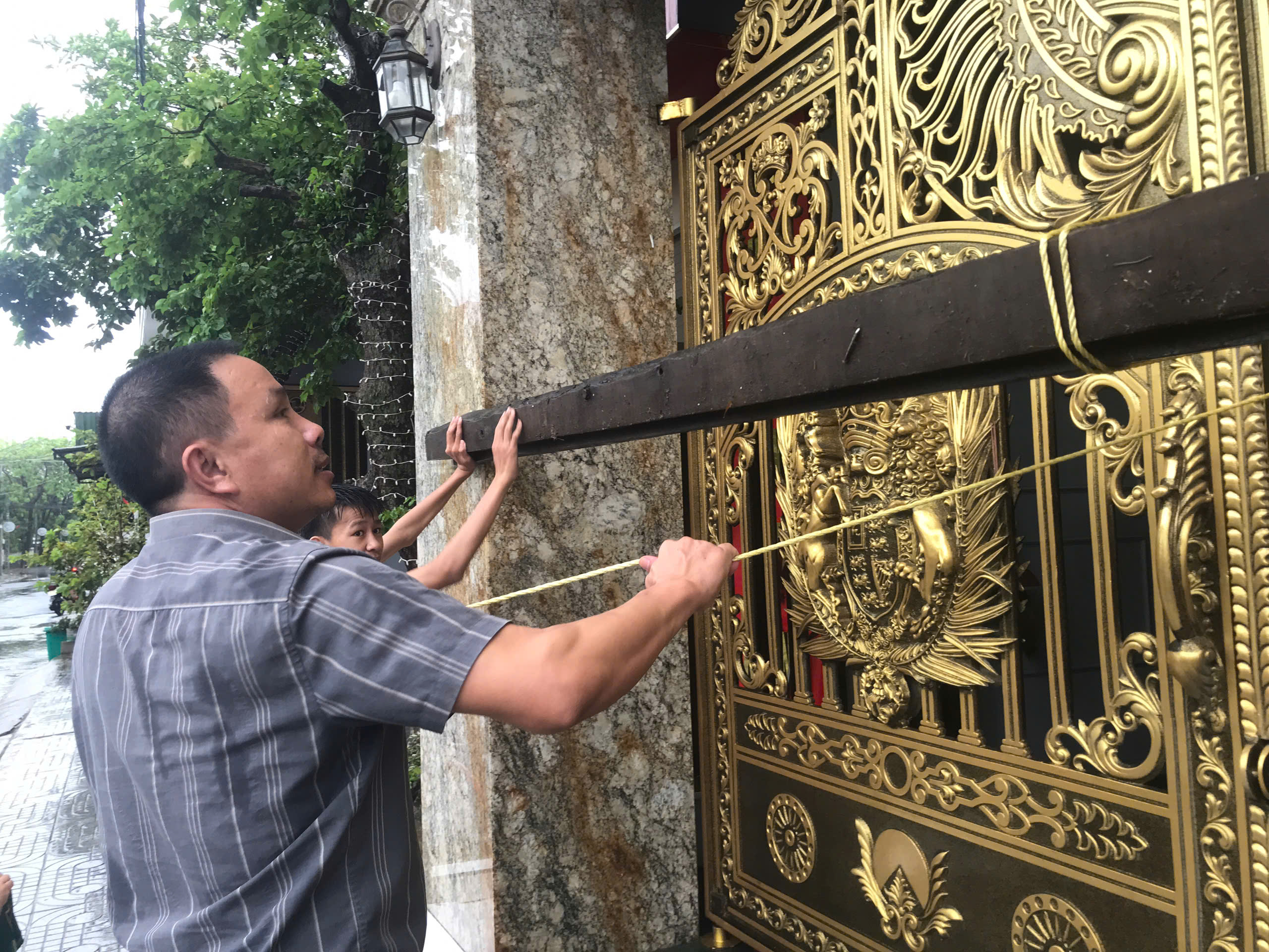 Bão số 10 Bualoi giật cấp 15 áp sát: Người dân hối hả phòng chống- Ảnh 2. Bão số 10 Bualoi giật cấp 15 áp sát: Người dân hối hả phòng chống- Ảnh 2.