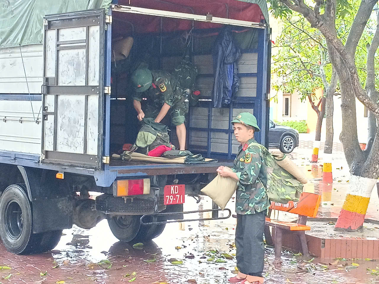 Bão số 10 Bualoi giật cấp 15 áp sát: Người dân hối hả phòng chống- Ảnh 5. Bão số 10 Bualoi giật cấp 15 áp sát: Người dân hối hả phòng chống- Ảnh 5.