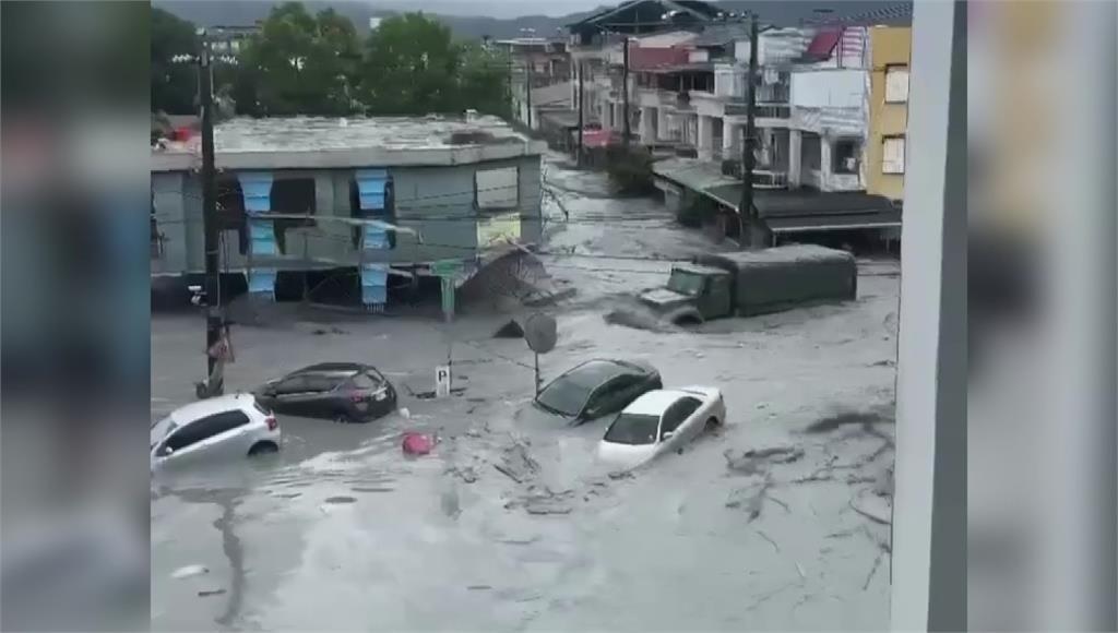 CLIP: Kinh hoàng nước lũ vỡ bờ giật sập cầu ở Đài Loan - Trung Quốc - Ảnh 4.