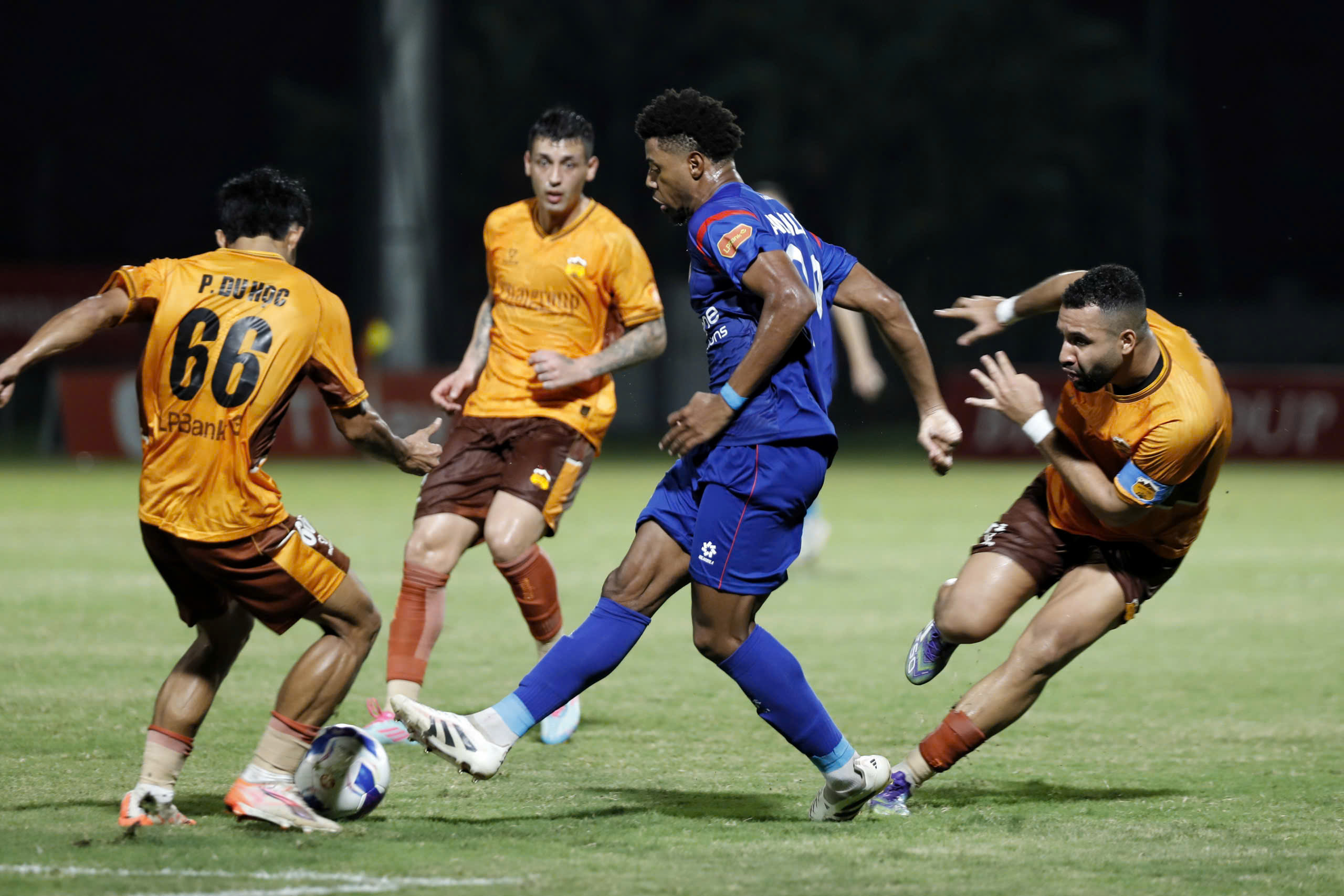 Bảng xếp hạng V-League mới nhất: Ninh Bình bị CLB CA TP.HCM bắt kịp, lò ‘xay’ HLV bắt đầu kích hoạt- Ảnh 4.