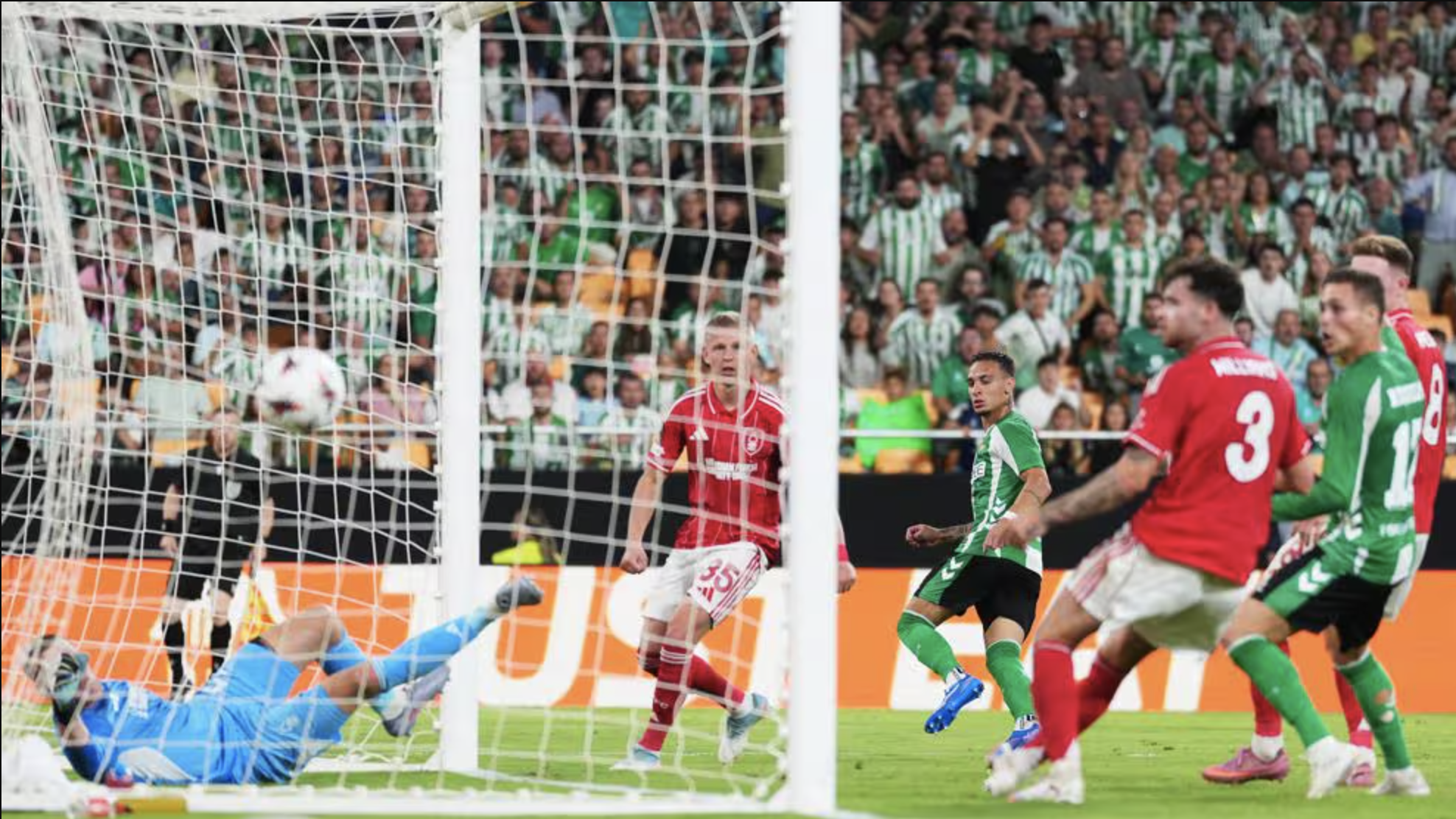 Antony chói sáng, Betis cầm chân Nottingham Forest trận mở màn Europa League- Ảnh 5. Antony chói sáng, Betis cầm chân Nottingham Forest trận mở màn Europa League- Ảnh 5.