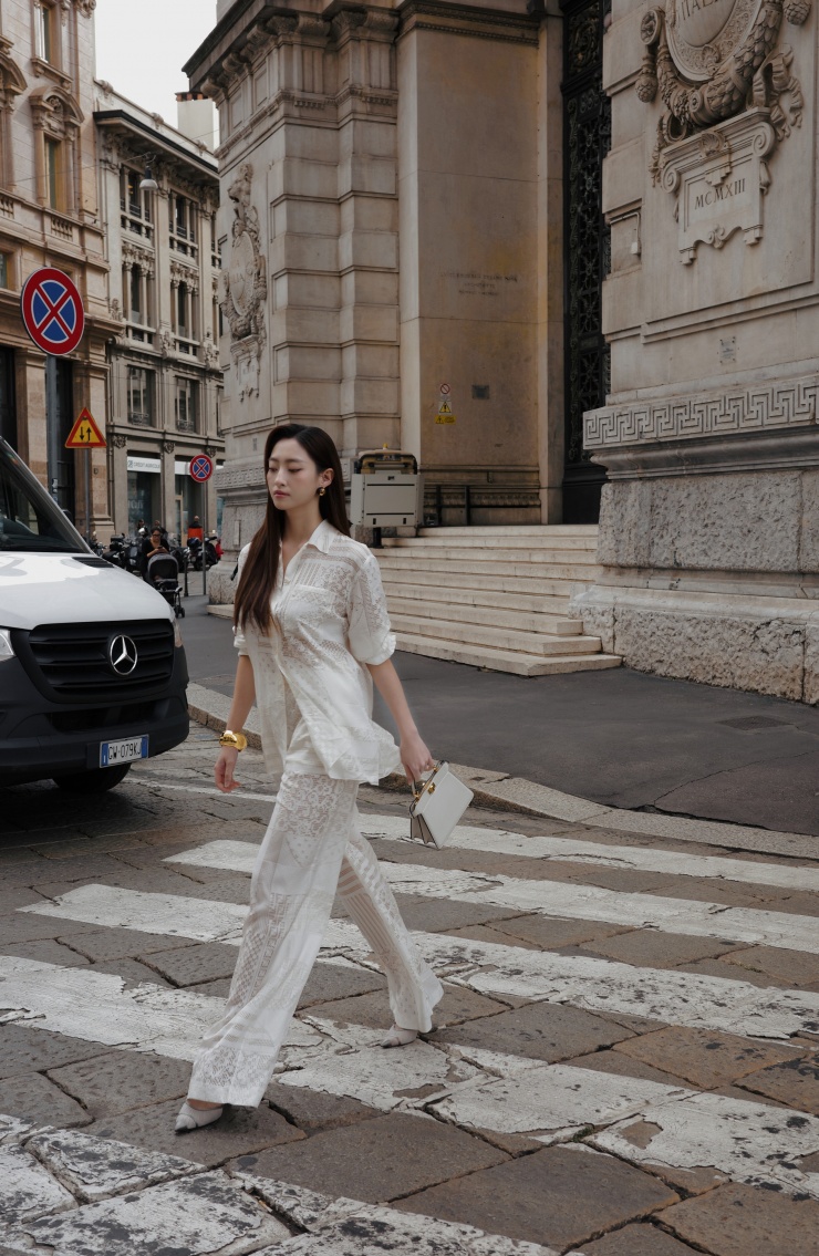 “Được trực tiếp trải nghiệm và chiêm ngưỡng những sáng tạo từ Fendi là cơ hội quý giá với Linh. Không chỉ học hỏi thêm về ngôn ngữ thời trang, Linh còn thấy rõ sức mạnh của sự sáng tạo, cách mà thời trang có thể kết nối văn hóa và truyền cảm hứng cho khán giả toàn cầu", Lương Thùy Linh bày tỏ.