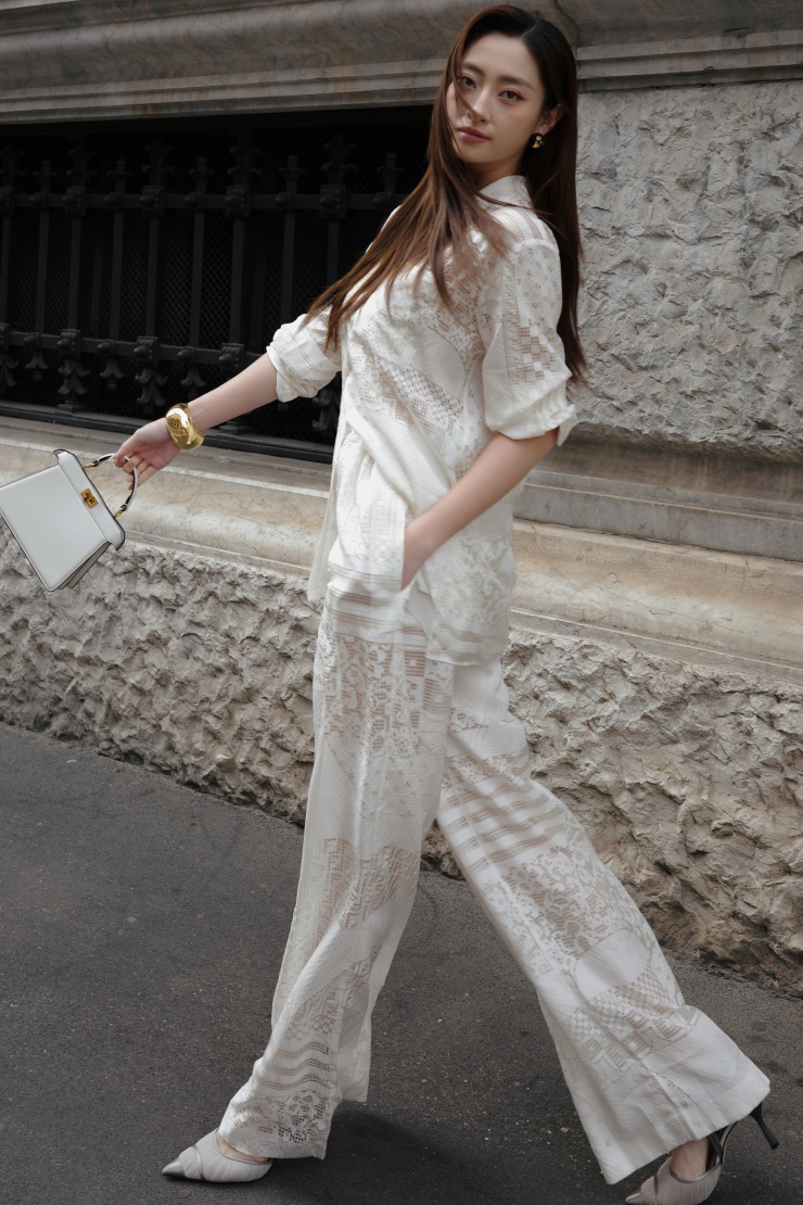 Đại diện Việt Nam cũng không quên gửi lời cảm ơn đến Fendi vì lời mời: “Linh thực sự vinh dự khi được góp mặt tại một sự kiện tầm cỡ quốc tế như Milan Fashion Week. Đây không chỉ là cơ hội cá nhân, mà còn là dịp để Linh mang hình ảnh của người con Việt Nam tự tin, hiện đại và hội nhập đến gần hơn với bạn bè thế giới".