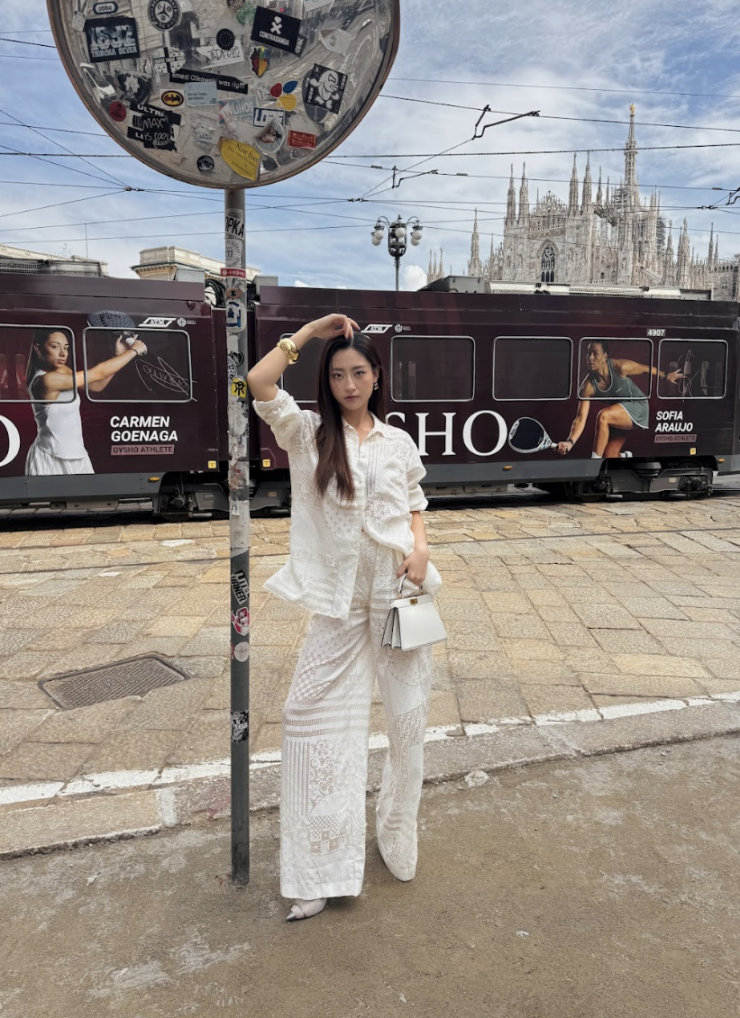  Lần xuất hiện tại London Fashion Week và Milan Fashion Week tiếp tục chứng minh sự đa dạng và bản lĩnh của nàng hậu, đồng thời mở ra nhiều cơ hội hợp tác quốc tế trong lĩnh vực thời trang.