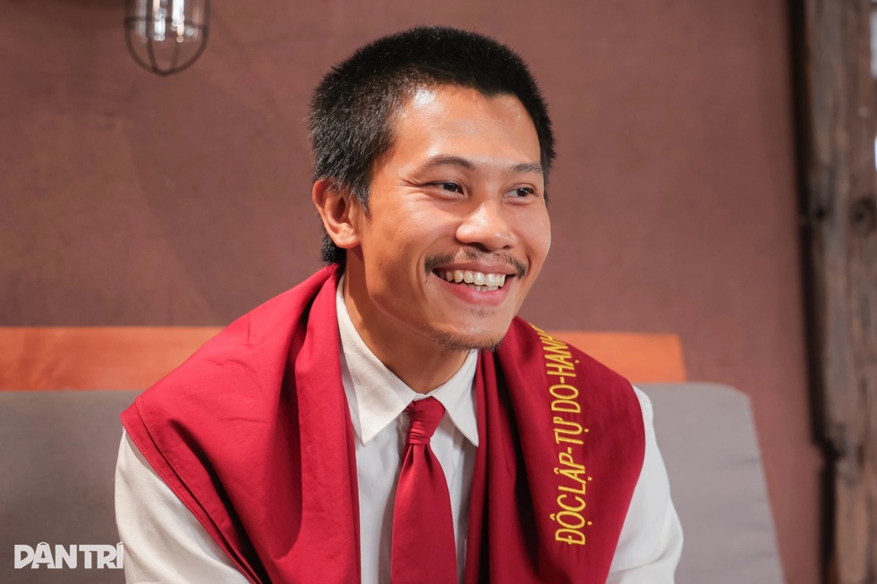 Anh Tạ “Mưa đỏ” từng muốn đổi nghề diễn sang kinh doanh vì kinh tế khó khăn - 4