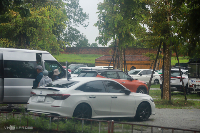 Người dân sống trong khu vực Kinh thành Huế đưa ôtô lên tránh trú ở khu vực bãi đỗ xe của Trung tâm Bảo tồn Di tích cố đô Huế. Ảnh: Võ Thạnh