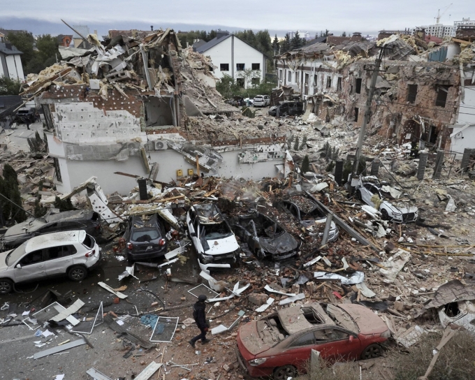 Những tòa nhà và phương tiện bị hư hại sau cuộc tập kích mà Ukraine cáo buộc do Nga thực hiện trong đêm. Ảnh: Reuters