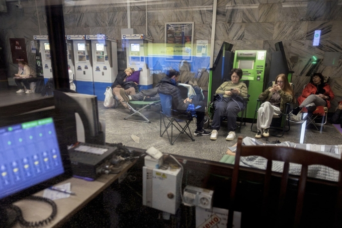Người dân ở thủ đô Kiev, Ukraine, trú ẩn dưới ga tàu điện ngầm trong cuộc tập kích ngày 28/9. Ảnh: Reuters