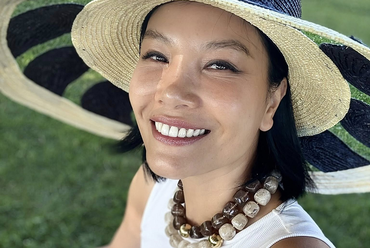 Vũ Cẩm Nhung chia sẻ về sở thích đọc sách, đi dạo chợ Bến Thành