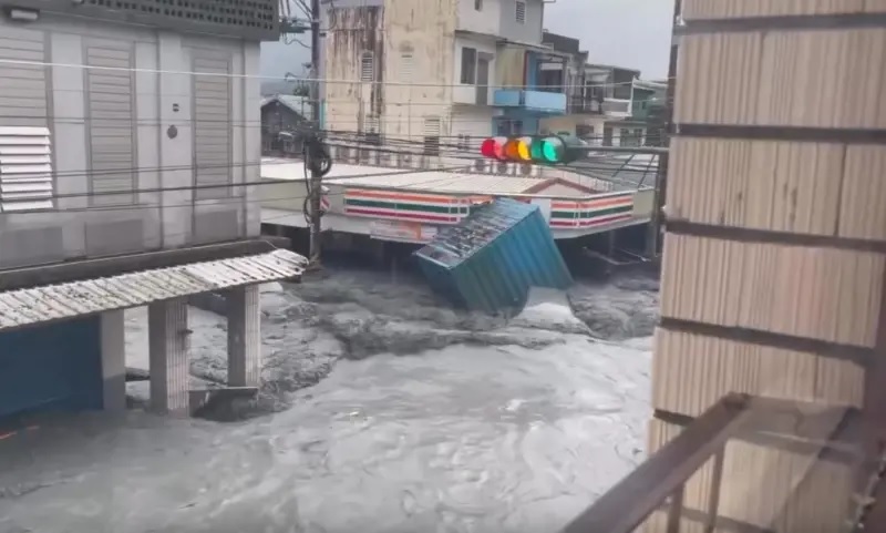 CLIP: Kinh hoàng nước lũ vỡ bờ giật sập cầu ở Đài Loan - Trung Quốc - Ảnh 5.