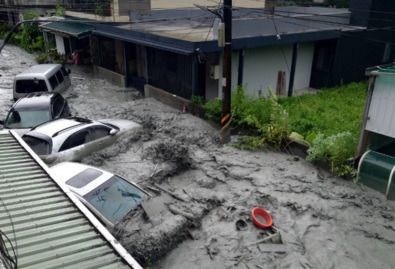 CLIP: Kinh hoàng nước lũ vỡ bờ giật sập cầu ở Đài Loan - Trung Quốc - Ảnh 7.