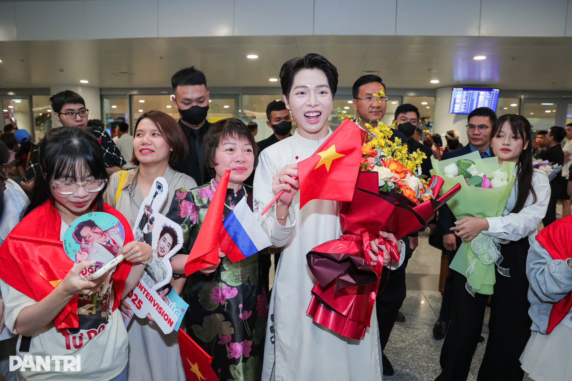 Đức Phúc về nước: Fan dậy từ 3h, mang nón lá tặng thần tượng - 3