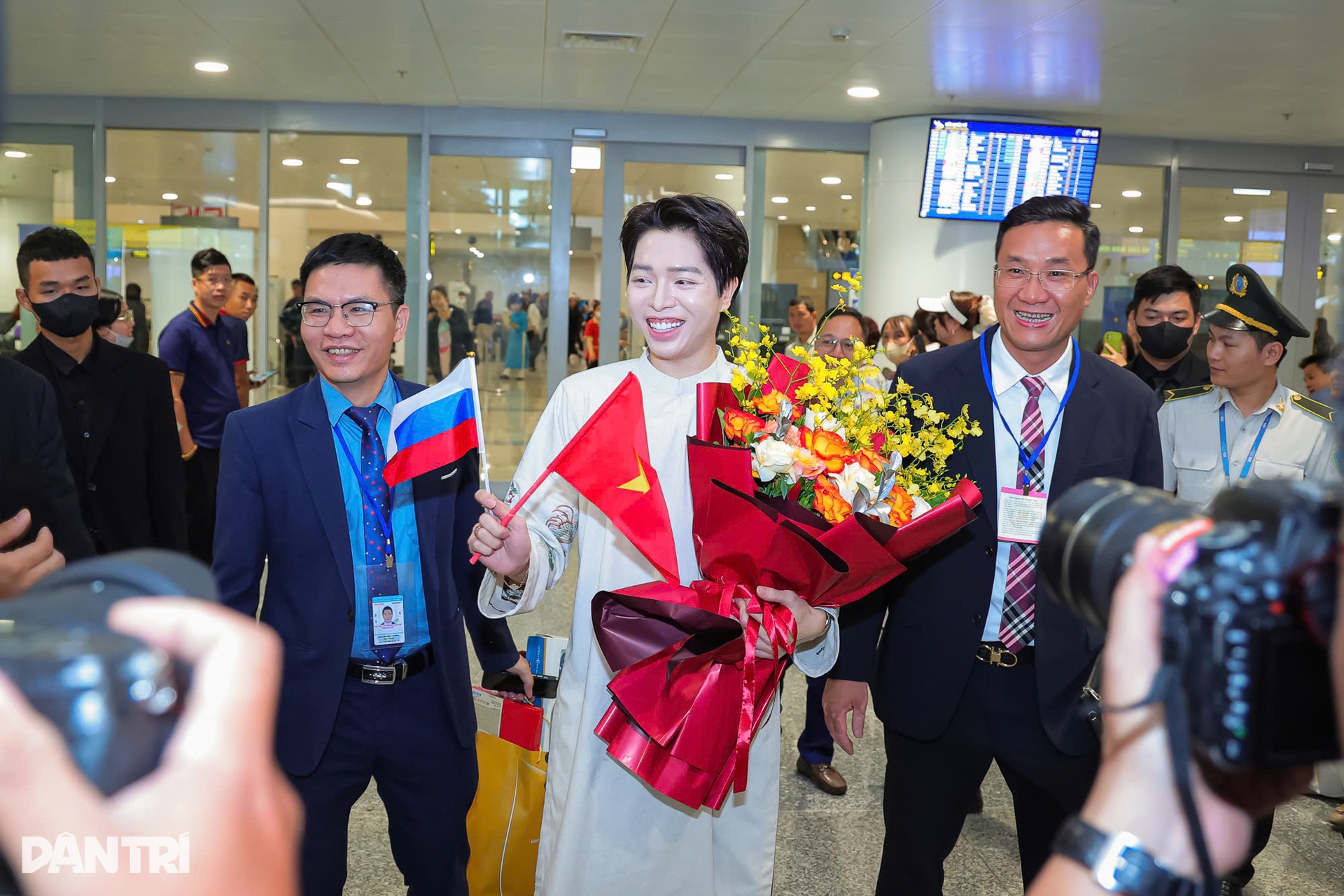 Đức Phúc về nước: Fan dậy từ 3h, mang nón lá tặng thần tượng - 2