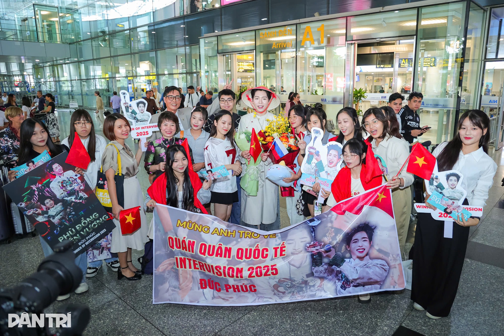 Đức Phúc về nước: Fan dậy từ 3h, mang nón lá tặng thần tượng - 4