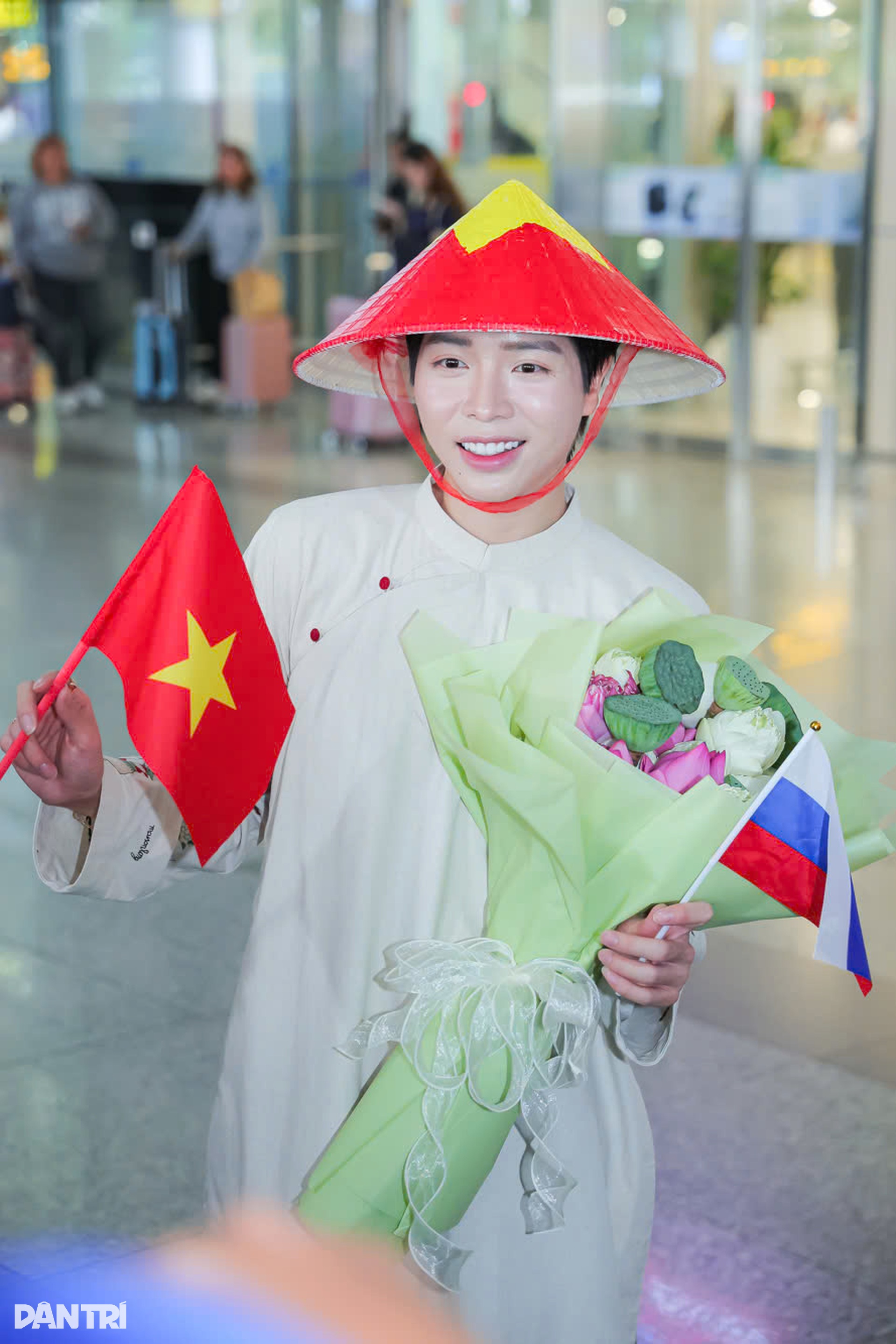 Đức Phúc về nước: Fan dậy từ 3h, mang nón lá tặng thần tượng - 5